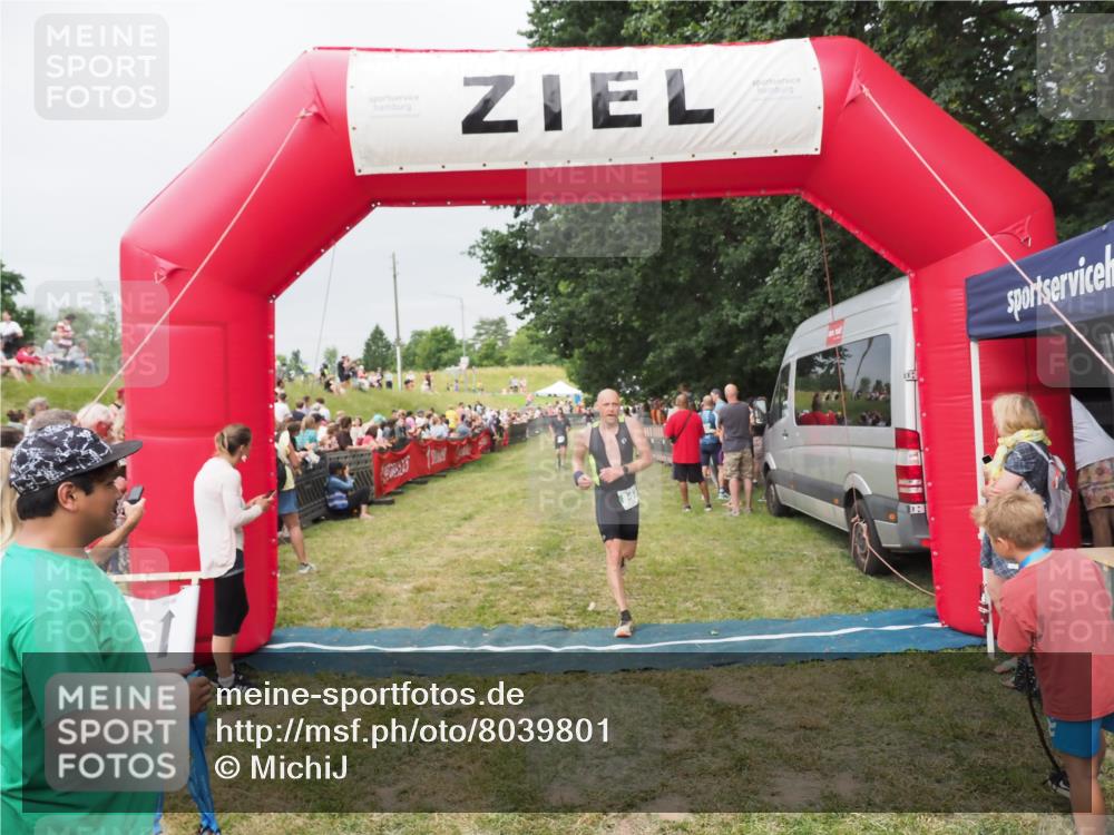 21.06.2025 - 27. Vierlanden-Triathlon MichiJ http://msf.ph/oto/8039801 15.06.2026 13:21:48 Ziel 844, 853 meine-sportfotos.de
