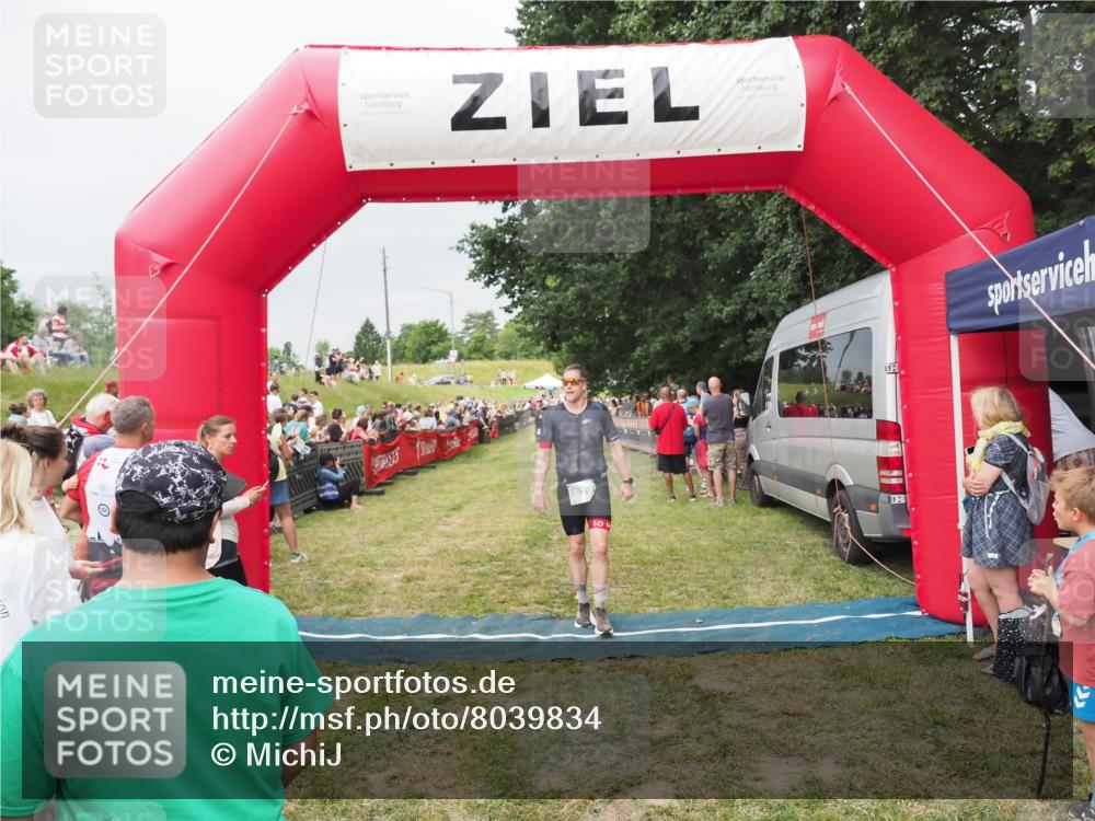 21.06.2025 - 27. Vierlanden-Triathlon MichiJ http://msf.ph/oto/8039834 15.06.2026 13:21:54 Ziel 844, 859 meine-sportfotos.de