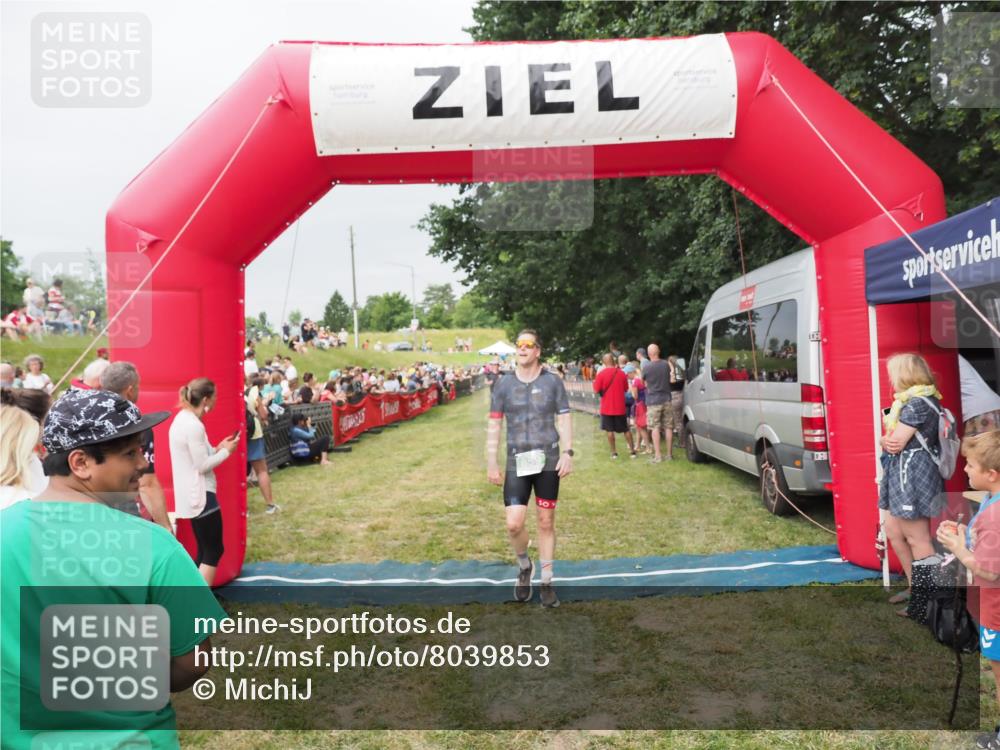 21.06.2025 - 27. Vierlanden-Triathlon MichiJ http://msf.ph/oto/8039853 15.06.2026 13:21:55 Ziel 746, 844, 859 meine-sportfotos.de