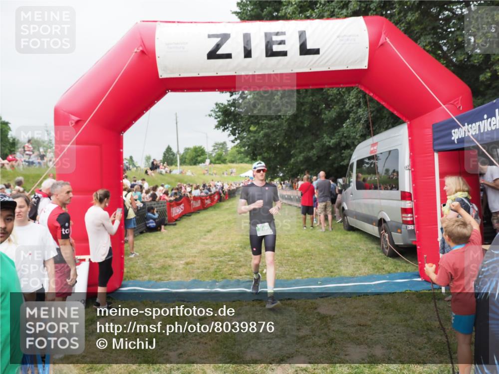 21.06.2025 - 27. Vierlanden-Triathlon MichiJ http://msf.ph/oto/8039876 15.06.2026 13:21:59 Ziel 746, 859 meine-sportfotos.de