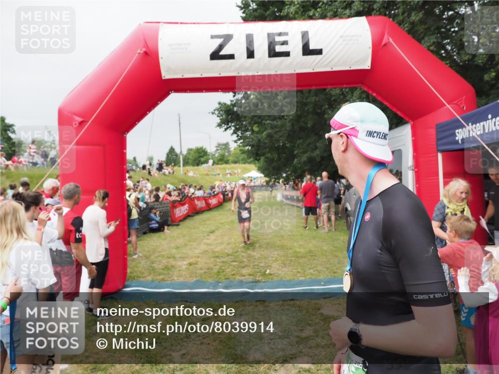 21.06.2025 - 27. Vierlanden-Triathlon MichiJ http://msf.ph/oto/8039914 15.06.2026 13:22:07 Ziel 152 meine-sportfotos.de
