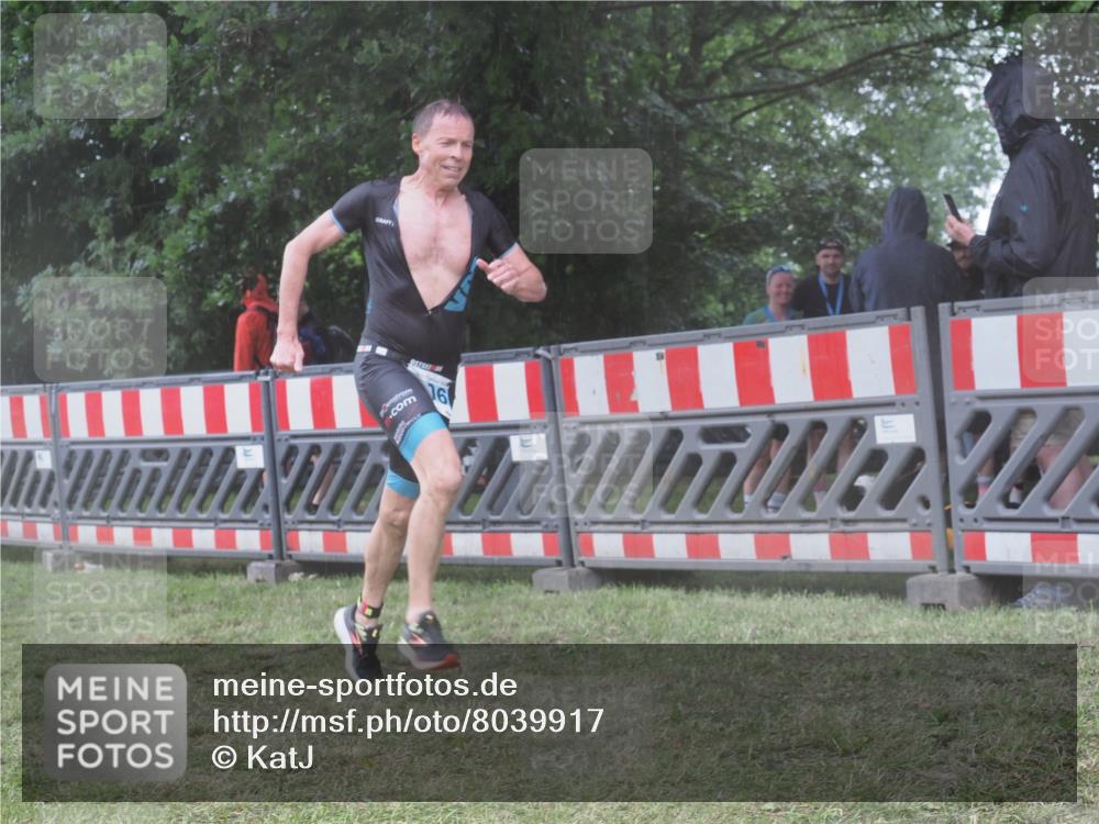 21.06.2025 - 27. Vierlanden-Triathlon KatJ http://msf.ph/oto/8039917 15.06.2025 14:25:06 Ziel 1246, 1306 meine-sportfotos.de