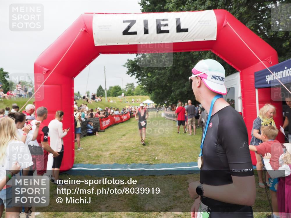 21.06.2025 - 27. Vierlanden-Triathlon MichiJ http://msf.ph/oto/8039919 15.06.2026 13:22:08 Ziel 152 meine-sportfotos.de
