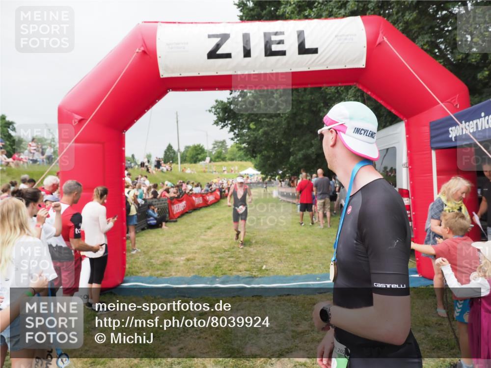 21.06.2025 - 27. Vierlanden-Triathlon MichiJ http://msf.ph/oto/8039924 15.06.2026 13:22:08 Ziel 152 meine-sportfotos.de