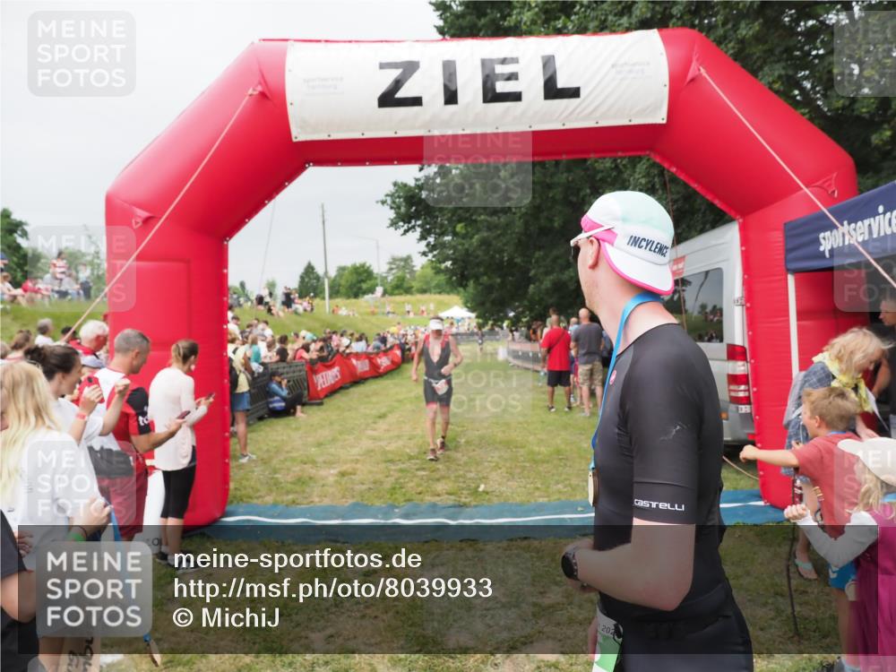 21.06.2025 - 27. Vierlanden-Triathlon MichiJ http://msf.ph/oto/8039933 15.06.2026 13:22:08 Ziel 152 meine-sportfotos.de