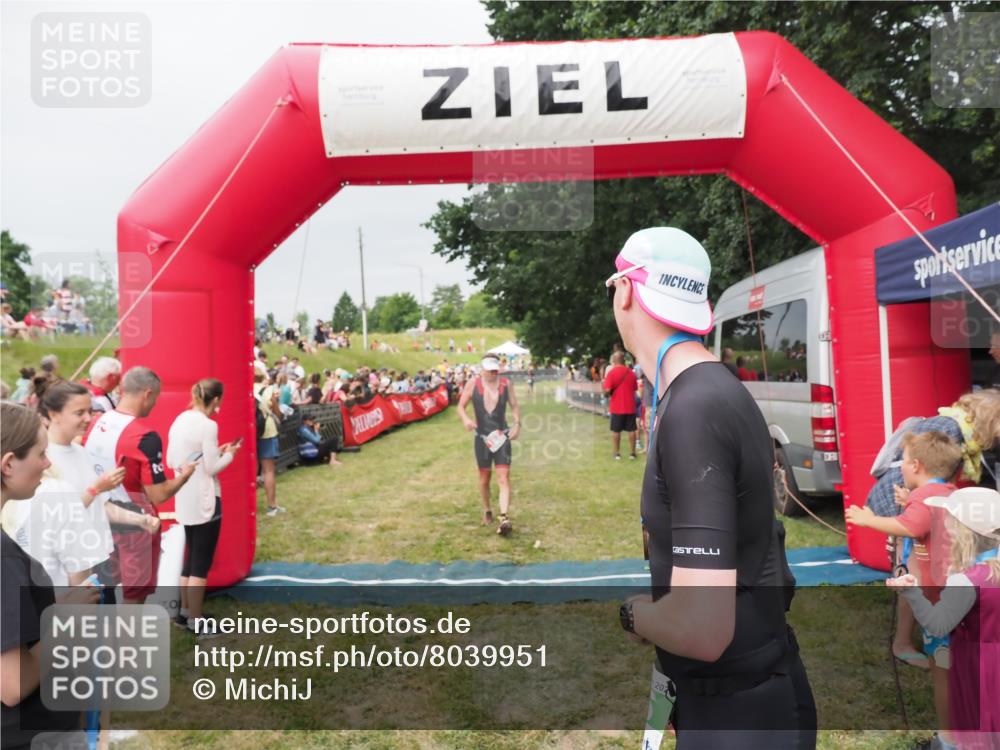 21.06.2025 - 27. Vierlanden-Triathlon MichiJ http://msf.ph/oto/8039951 15.06.2026 13:22:08 Ziel 152 meine-sportfotos.de