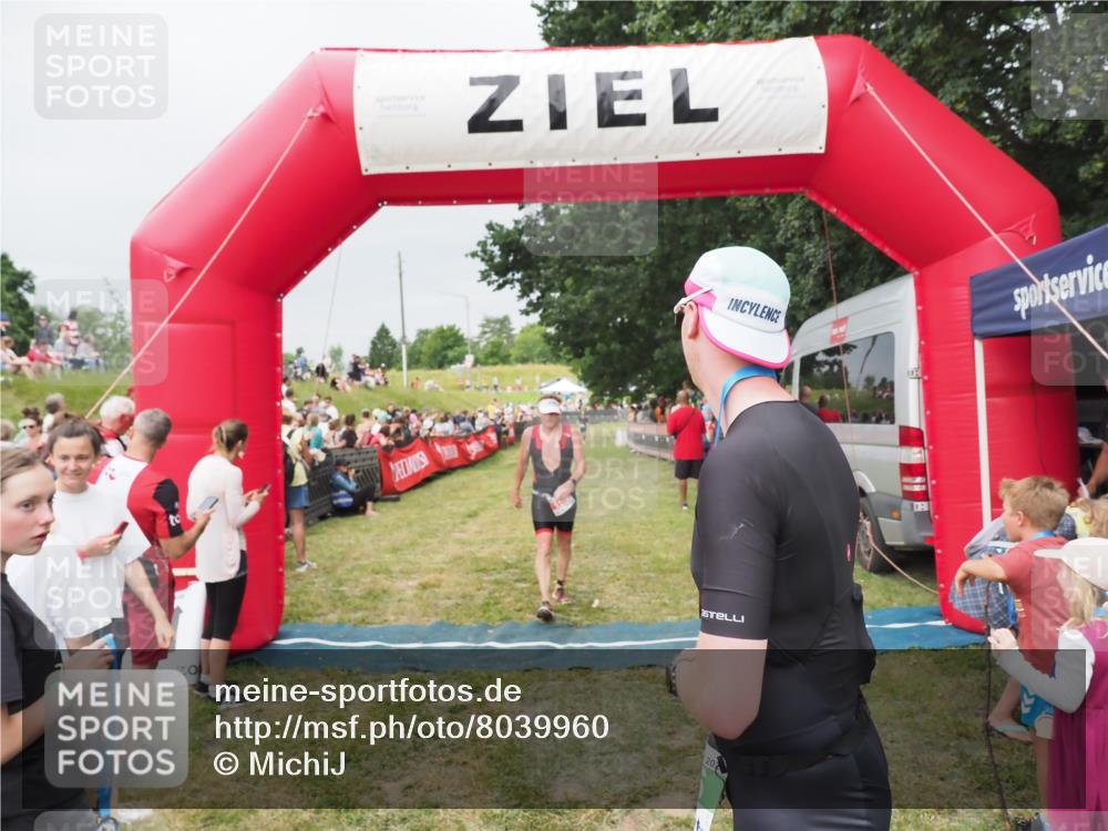21.06.2025 - 27. Vierlanden-Triathlon MichiJ http://msf.ph/oto/8039960 15.06.2026 13:22:09 Ziel 152 meine-sportfotos.de