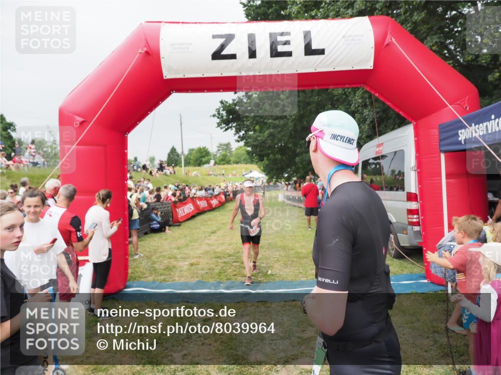 21.06.2025 - 27. Vierlanden-Triathlon MichiJ http://msf.ph/oto/8039964 15.06.2026 13:22:09 Ziel 152 meine-sportfotos.de
