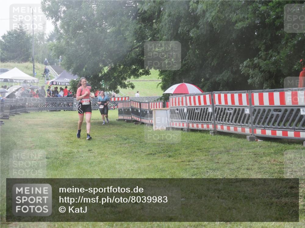 21.06.2025 - 27. Vierlanden-Triathlon KatJ http://msf.ph/oto/8039983 15.06.2025 14:25:27 Ziel 224 meine-sportfotos.de
