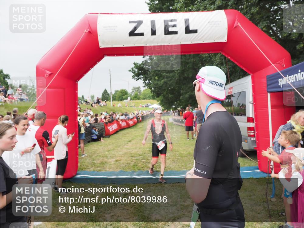 21.06.2025 - 27. Vierlanden-Triathlon MichiJ http://msf.ph/oto/8039986 15.06.2026 13:22:10 Ziel 152 meine-sportfotos.de
