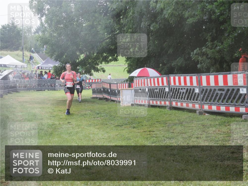 21.06.2025 - 27. Vierlanden-Triathlon KatJ http://msf.ph/oto/8039991 15.06.2025 14:25:28 Ziel 224 meine-sportfotos.de