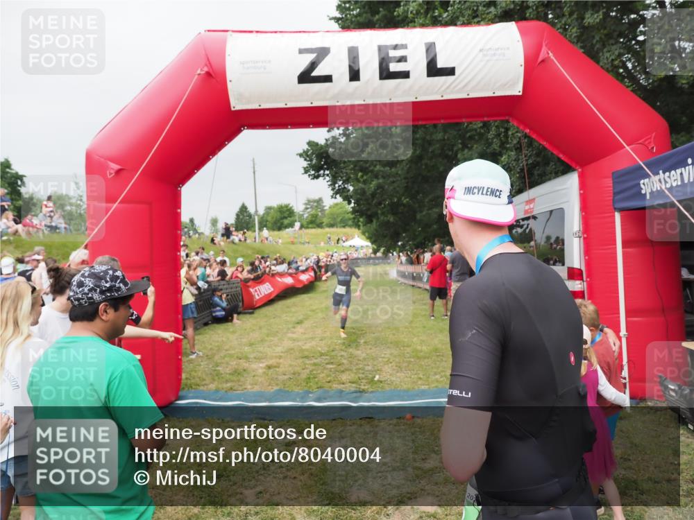 21.06.2025 - 27. Vierlanden-Triathlon MichiJ http://msf.ph/oto/8040004 15.06.2026 13:22:15 Ziel 152, 928 meine-sportfotos.de