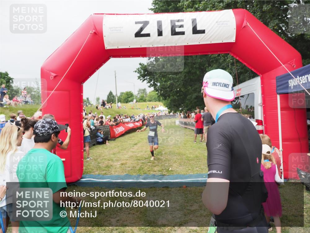 21.06.2025 - 27. Vierlanden-Triathlon MichiJ http://msf.ph/oto/8040021 15.06.2026 13:22:16 Ziel 152, 928 meine-sportfotos.de