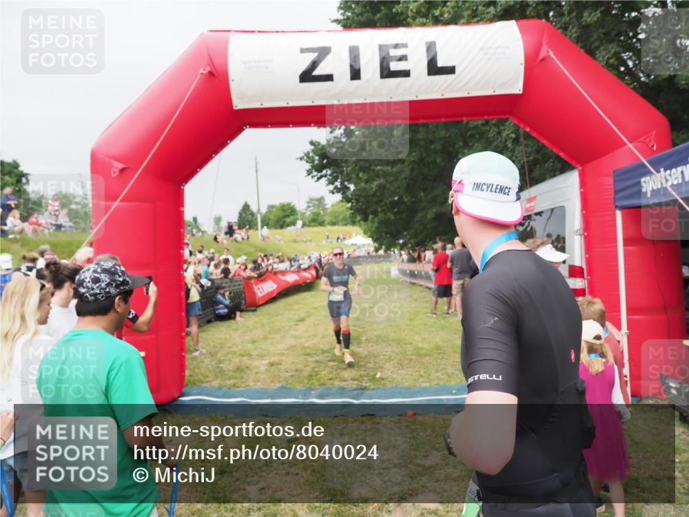 21.06.2025 - 27. Vierlanden-Triathlon MichiJ http://msf.ph/oto/8040024 15.06.2026 13:22:16 Ziel 152, 928 meine-sportfotos.de