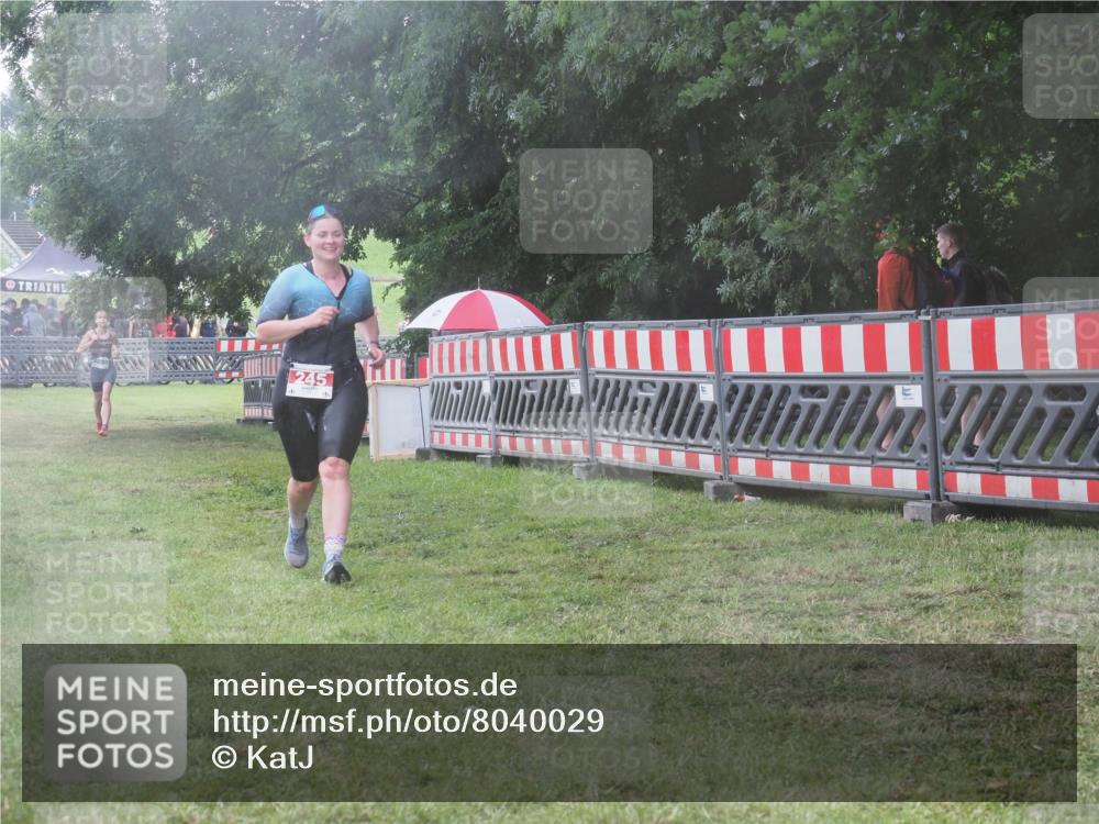 21.06.2025 - 27. Vierlanden-Triathlon KatJ http://msf.ph/oto/8040029 15.06.2025 14:25:34 Ziel 224, 1281 meine-sportfotos.de