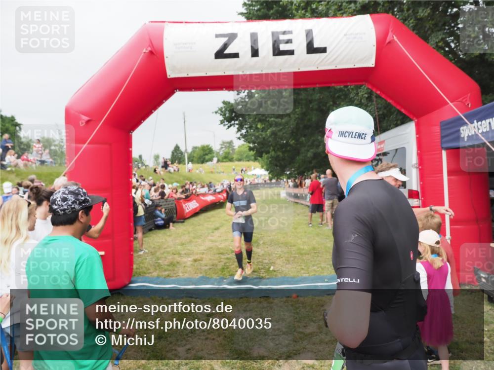 21.06.2025 - 27. Vierlanden-Triathlon MichiJ http://msf.ph/oto/8040035 15.06.2026 13:22:16 Ziel 152, 928 meine-sportfotos.de