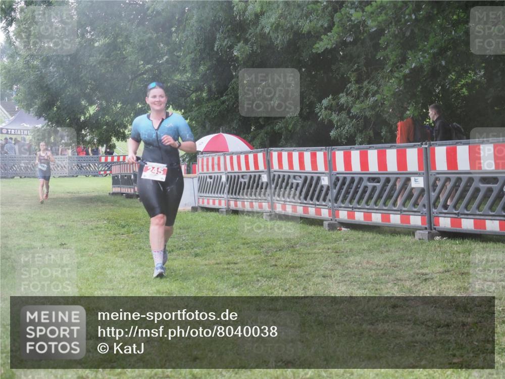 21.06.2025 - 27. Vierlanden-Triathlon KatJ http://msf.ph/oto/8040038 15.06.2025 14:25:34 Ziel 224, 1281 meine-sportfotos.de