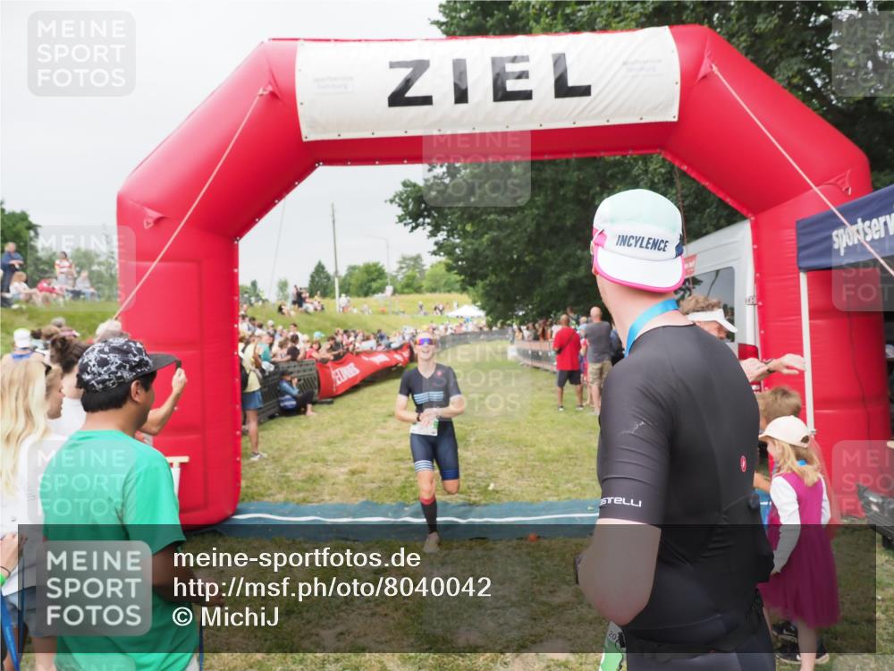21.06.2025 - 27. Vierlanden-Triathlon MichiJ http://msf.ph/oto/8040042 15.06.2026 13:22:16 Ziel 152, 928 meine-sportfotos.de