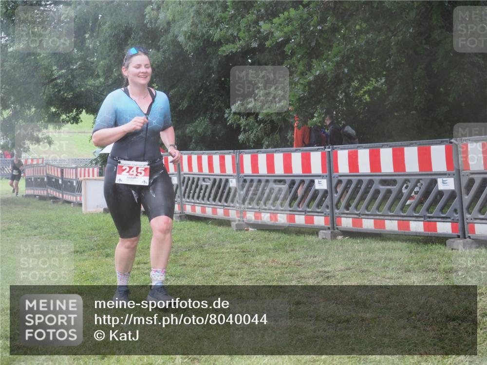 21.06.2025 - 27. Vierlanden-Triathlon KatJ http://msf.ph/oto/8040044 15.06.2025 14:25:35 Ziel 224, 1281 meine-sportfotos.de