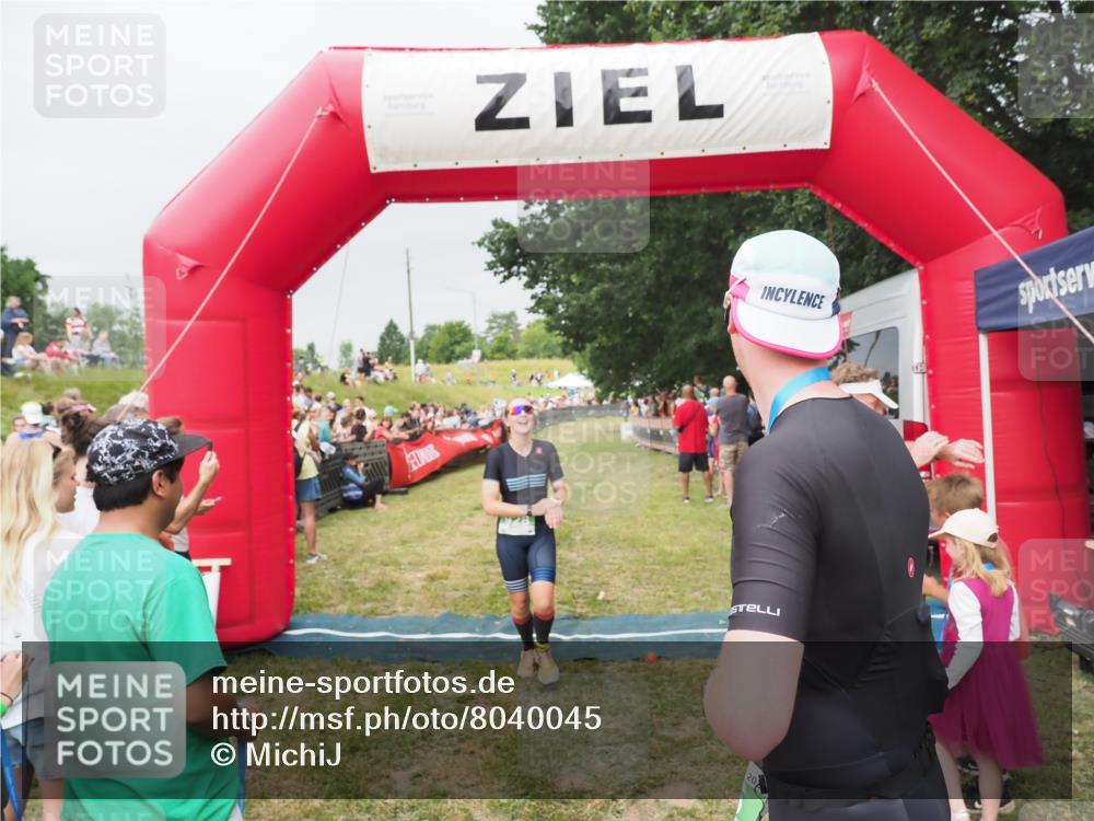 21.06.2025 - 27. Vierlanden-Triathlon MichiJ http://msf.ph/oto/8040045 15.06.2026 13:22:17 Ziel 928 meine-sportfotos.de