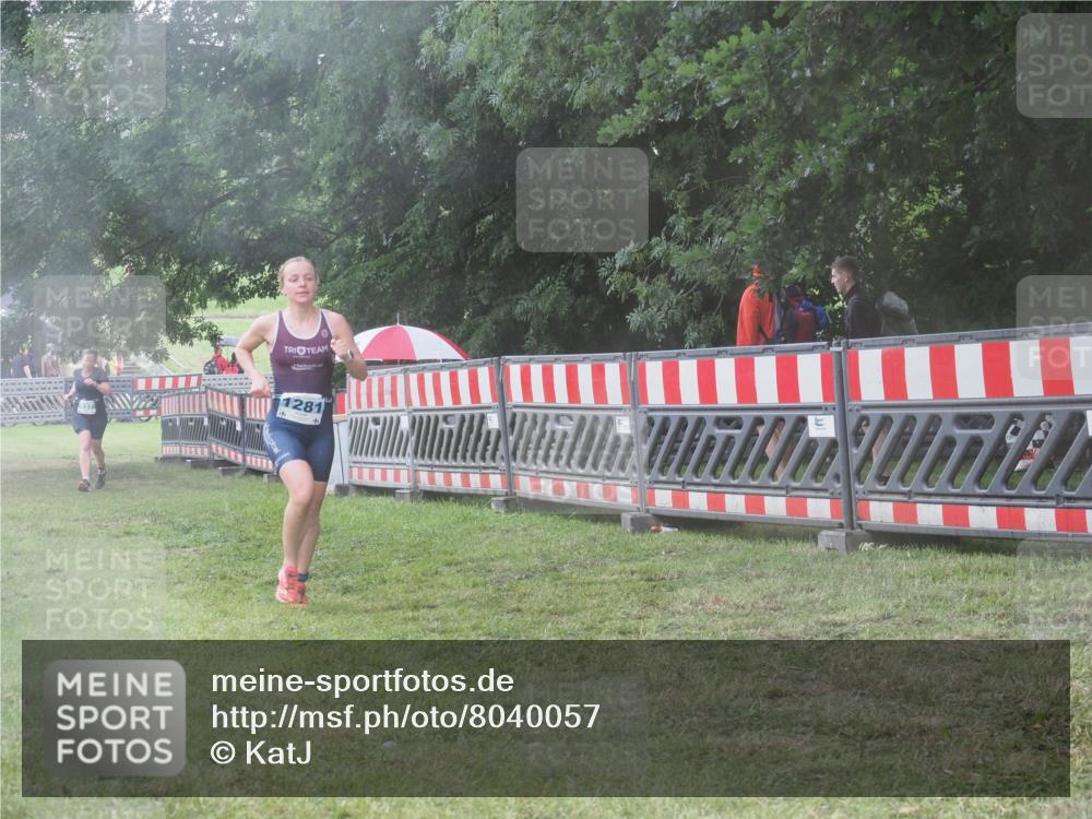 21.06.2025 - 27. Vierlanden-Triathlon KatJ http://msf.ph/oto/8040057 15.06.2025 14:25:39 Ziel 937, 1281 meine-sportfotos.de