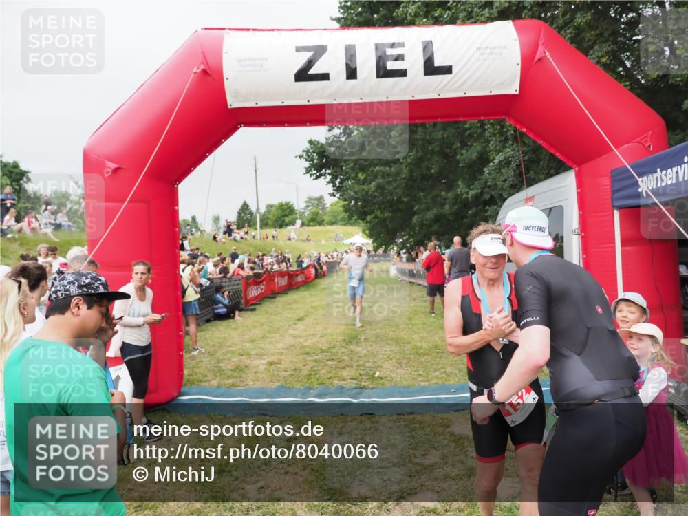 21.06.2025 - 27. Vierlanden-Triathlon MichiJ http://msf.ph/oto/8040066 15.06.2026 13:22:28 Ziel 643 meine-sportfotos.de