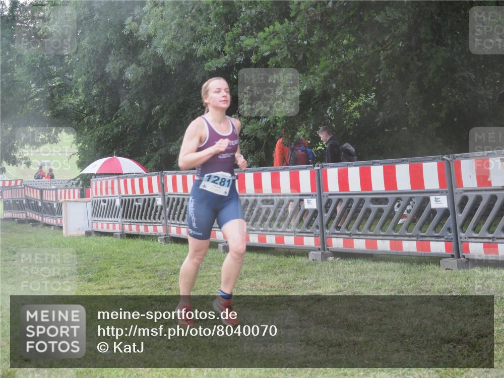 21.06.2025 - 27. Vierlanden-Triathlon KatJ http://msf.ph/oto/8040070 15.06.2025 14:25:40 Ziel 937, 1281 meine-sportfotos.de