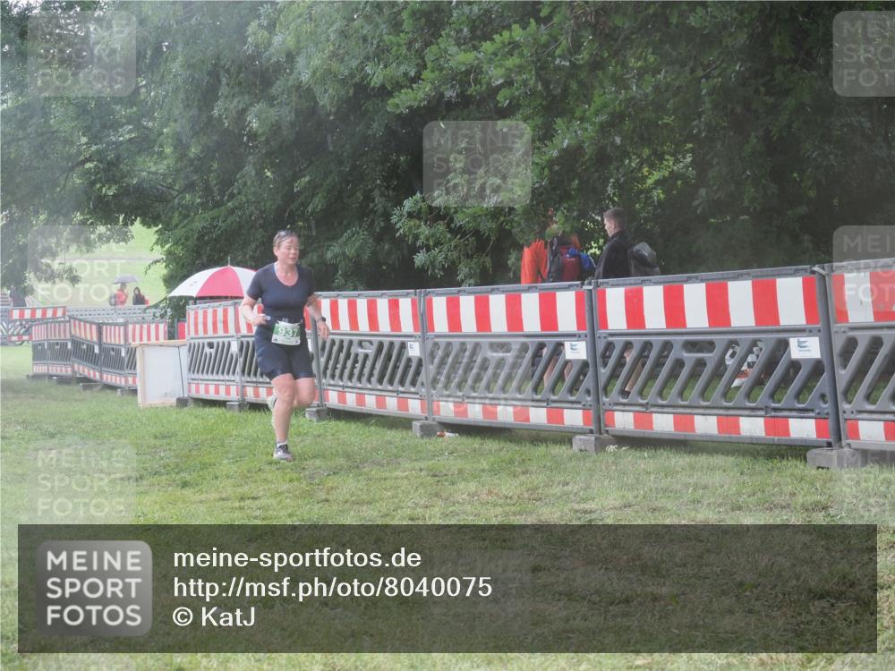21.06.2025 - 27. Vierlanden-Triathlon KatJ http://msf.ph/oto/8040075 15.06.2025 14:25:43 Ziel 937 meine-sportfotos.de