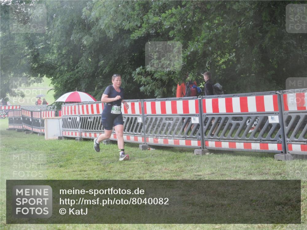 21.06.2025 - 27. Vierlanden-Triathlon KatJ http://msf.ph/oto/8040082 15.06.2025 14:25:43 Ziel 937 meine-sportfotos.de