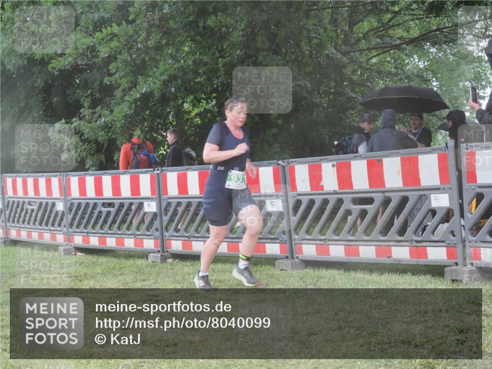 21.06.2025 - 27. Vierlanden-Triathlon KatJ http://msf.ph/oto/8040099 15.06.2025 14:25:45 Ziel 937 meine-sportfotos.de