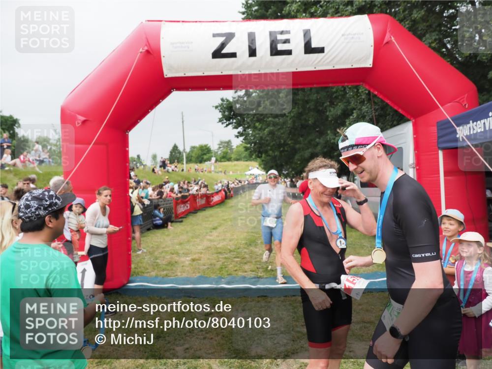 21.06.2025 - 27. Vierlanden-Triathlon MichiJ http://msf.ph/oto/8040103 15.06.2026 13:22:30 Ziel 643 meine-sportfotos.de