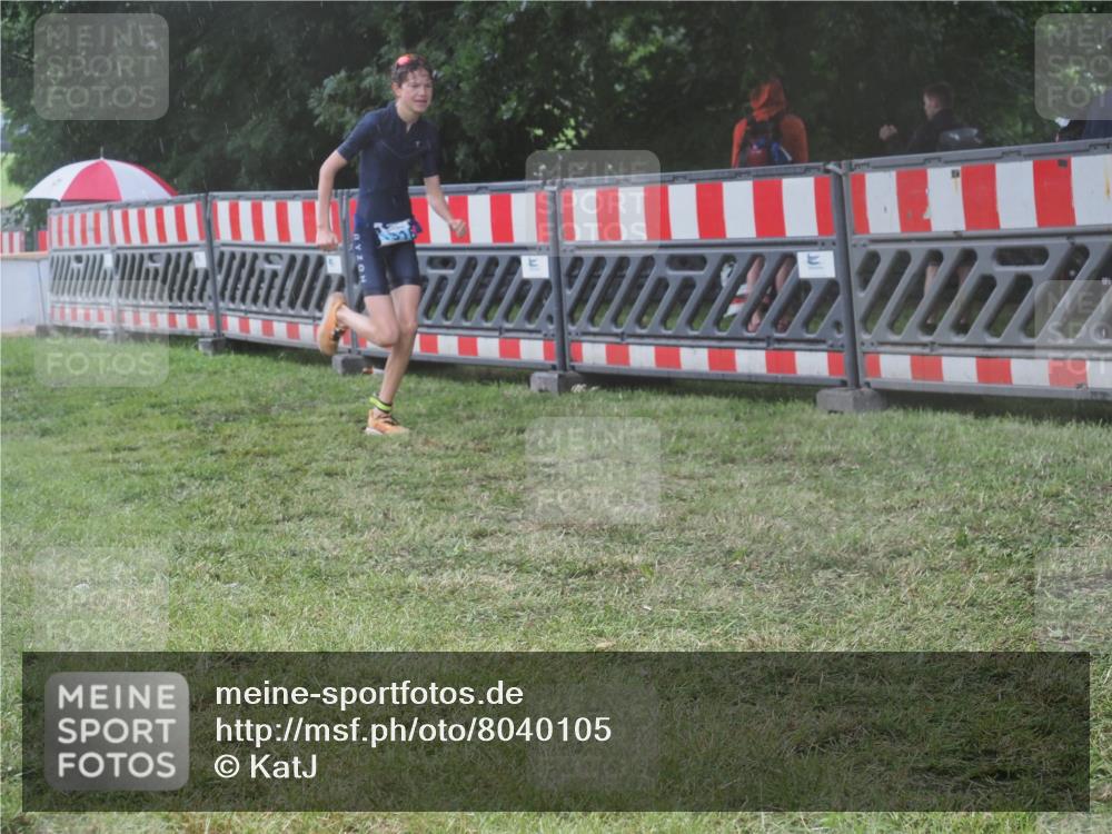21.06.2025 - 27. Vierlanden-Triathlon KatJ http://msf.ph/oto/8040105 15.06.2025 14:26:36 Ziel 1298, 1304, 1316 meine-sportfotos.de