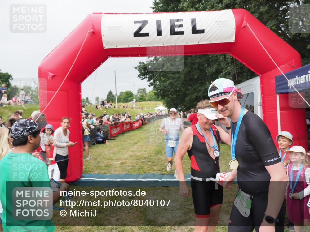 21.06.2025 - 27. Vierlanden-Triathlon MichiJ http://msf.ph/oto/8040107 15.06.2026 13:22:30 Ziel 643 meine-sportfotos.de