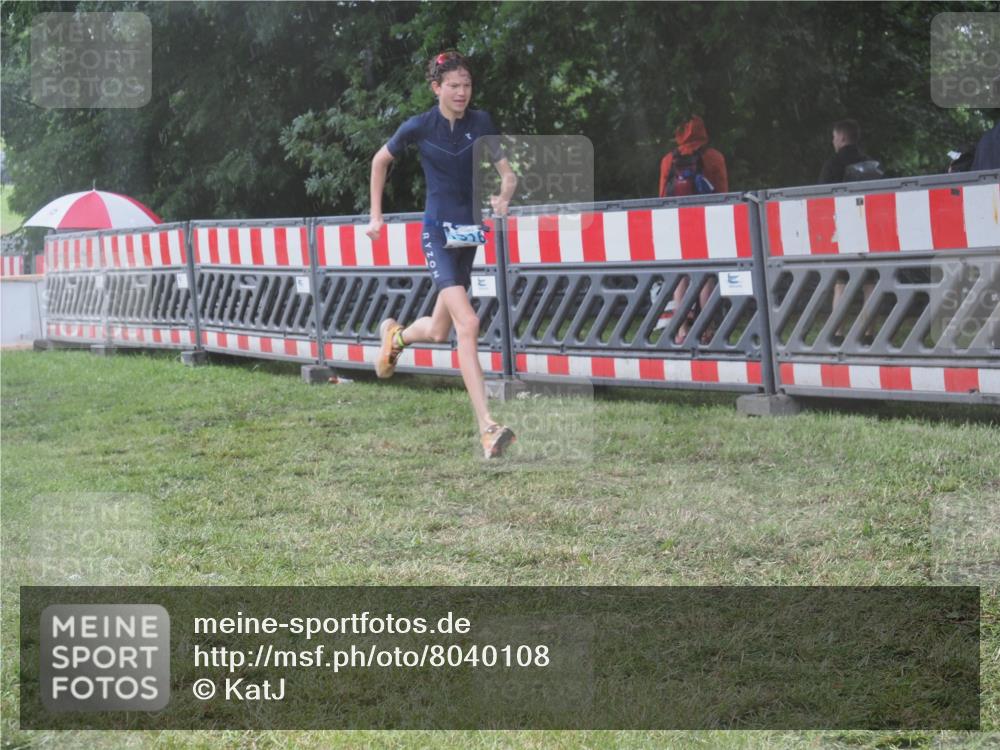 21.06.2025 - 27. Vierlanden-Triathlon KatJ http://msf.ph/oto/8040108 15.06.2025 14:26:36 Ziel 1298, 1304, 1316 meine-sportfotos.de