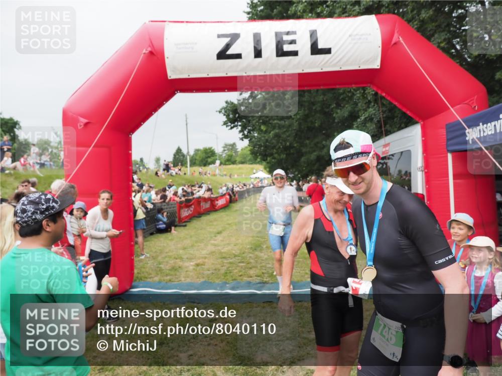 21.06.2025 - 27. Vierlanden-Triathlon MichiJ http://msf.ph/oto/8040110 15.06.2026 13:22:30 Ziel 643 meine-sportfotos.de