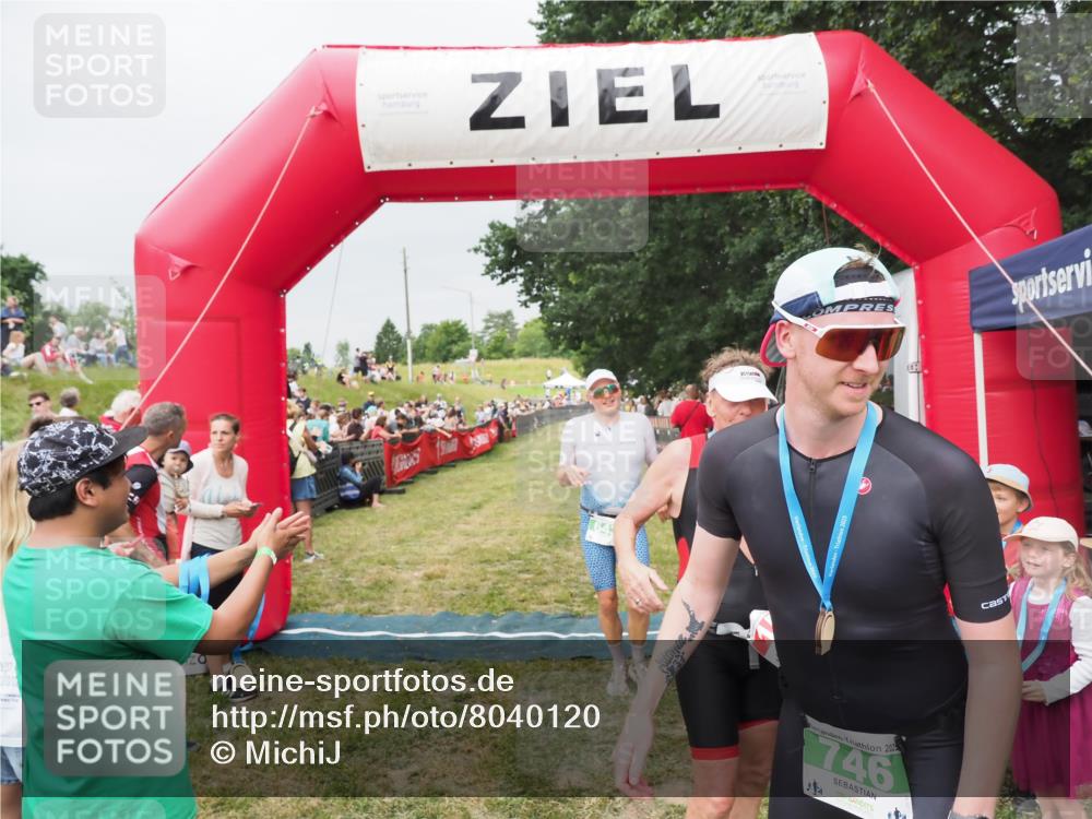 21.06.2025 - 27. Vierlanden-Triathlon MichiJ http://msf.ph/oto/8040120 15.06.2026 13:22:30 Ziel 643 meine-sportfotos.de