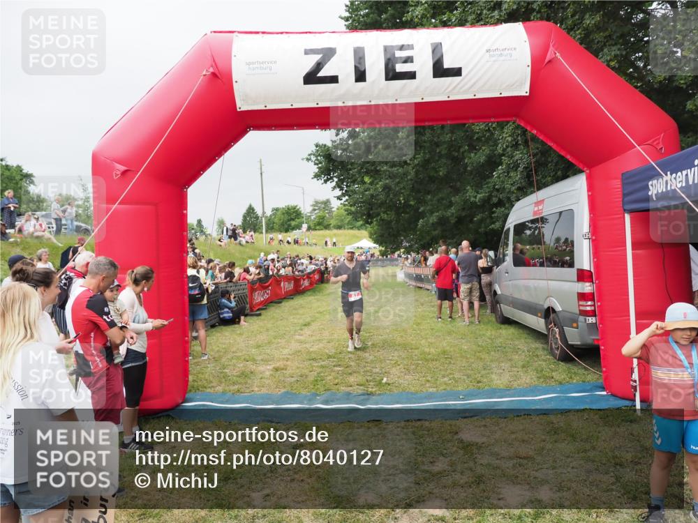 21.06.2025 - 27. Vierlanden-Triathlon MichiJ http://msf.ph/oto/8040127 15.06.2026 13:22:44 Ziel 67 meine-sportfotos.de