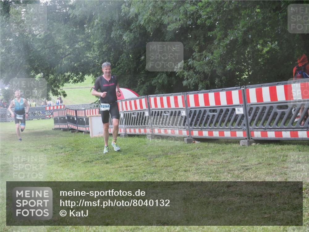 21.06.2025 - 27. Vierlanden-Triathlon KatJ http://msf.ph/oto/8040132 15.06.2025 14:26:43 Ziel 1298, 1304 meine-sportfotos.de