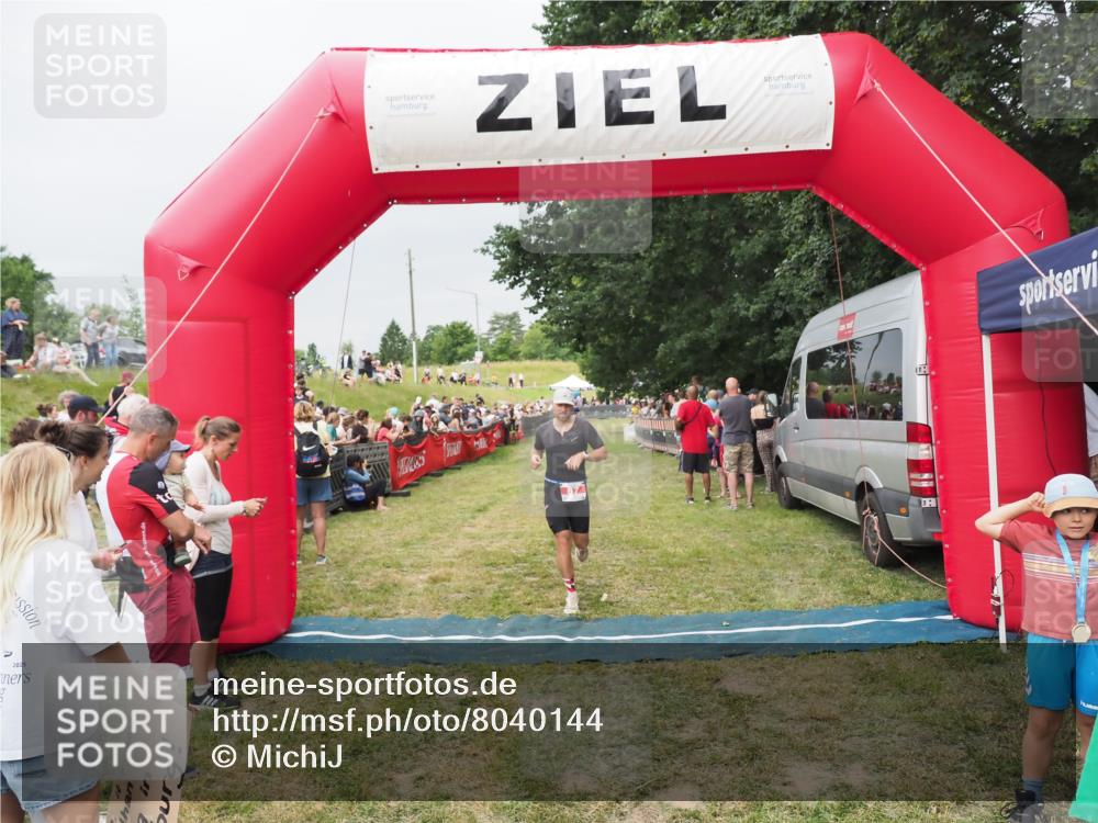 21.06.2025 - 27. Vierlanden-Triathlon MichiJ http://msf.ph/oto/8040144 15.06.2026 13:22:45 Ziel 67 meine-sportfotos.de