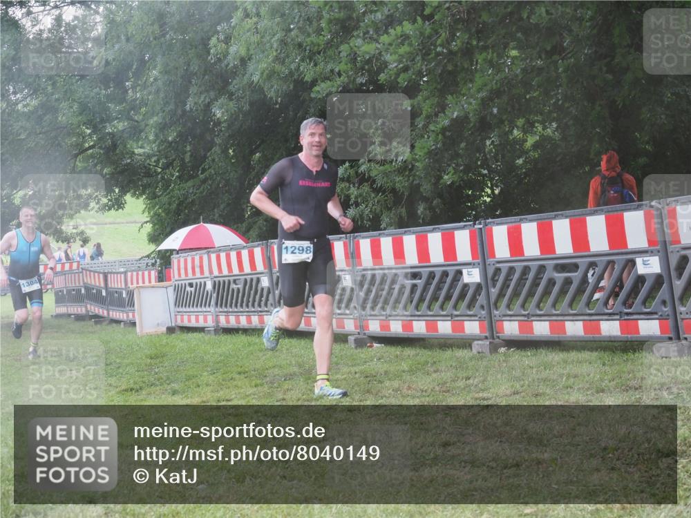 21.06.2025 - 27. Vierlanden-Triathlon KatJ http://msf.ph/oto/8040149 15.06.2025 14:26:44 Ziel 1298, 1304 meine-sportfotos.de
