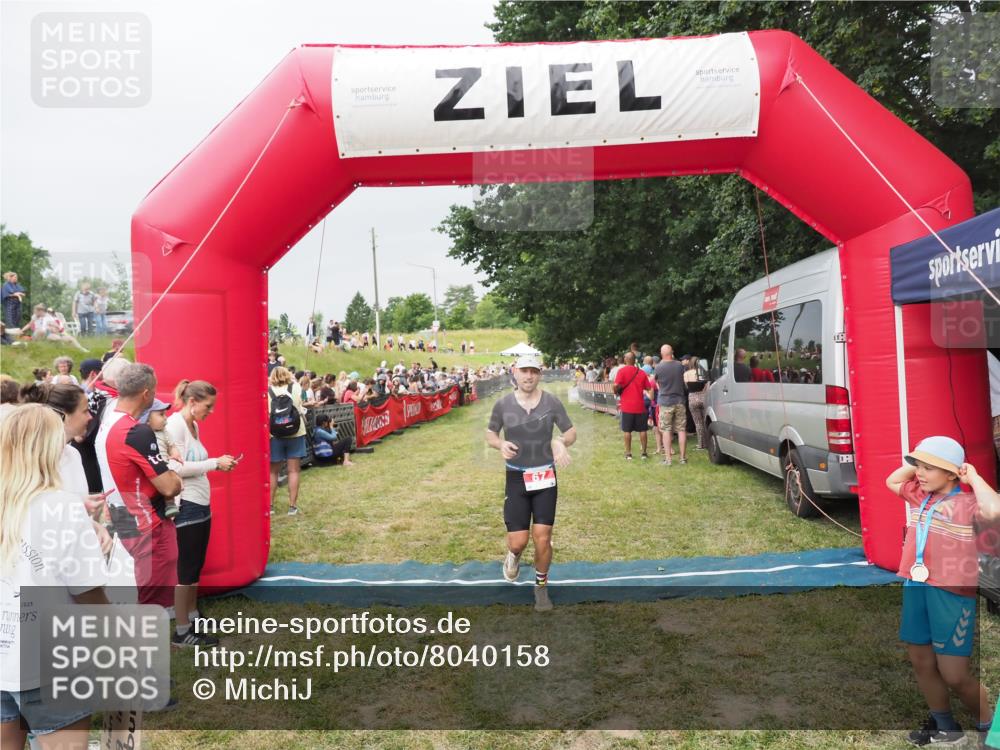 21.06.2025 - 27. Vierlanden-Triathlon MichiJ http://msf.ph/oto/8040158 15.06.2026 13:22:45 Ziel 67 meine-sportfotos.de