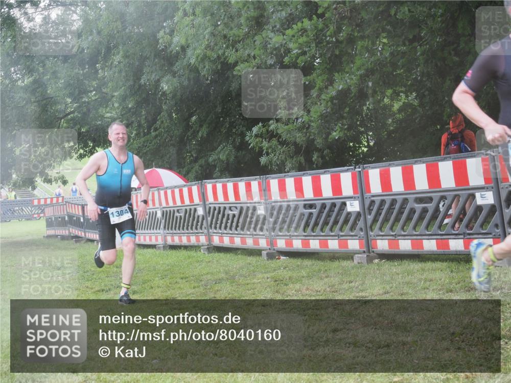 21.06.2025 - 27. Vierlanden-Triathlon KatJ http://msf.ph/oto/8040160 15.06.2025 14:26:45 Ziel 1298, 1304 meine-sportfotos.de