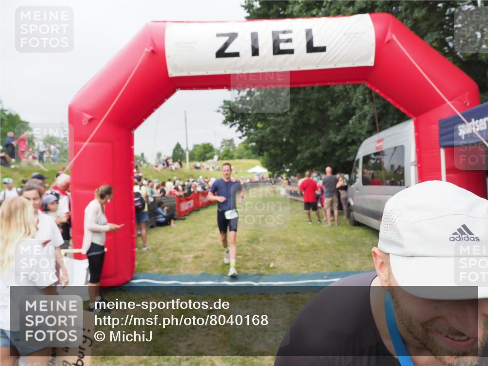 21.06.2025 - 27. Vierlanden-Triathlon MichiJ http://msf.ph/oto/8040168 15.06.2026 13:22:52 Ziel 67, 642 meine-sportfotos.de