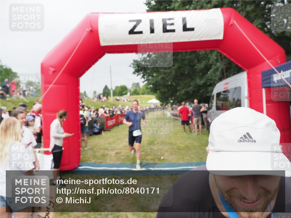 21.06.2025 - 27. Vierlanden-Triathlon MichiJ http://msf.ph/oto/8040171 15.06.2026 13:22:52 Ziel 67, 642 meine-sportfotos.de
