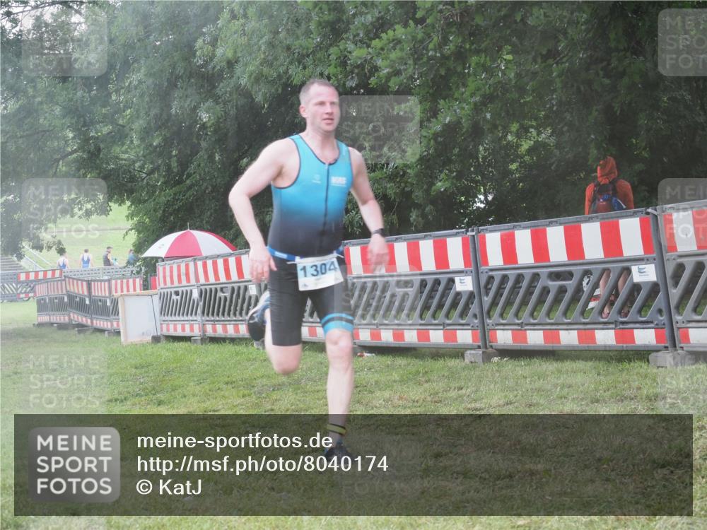 21.06.2025 - 27. Vierlanden-Triathlon KatJ http://msf.ph/oto/8040174 15.06.2025 14:26:46 Ziel 1298, 1304 meine-sportfotos.de