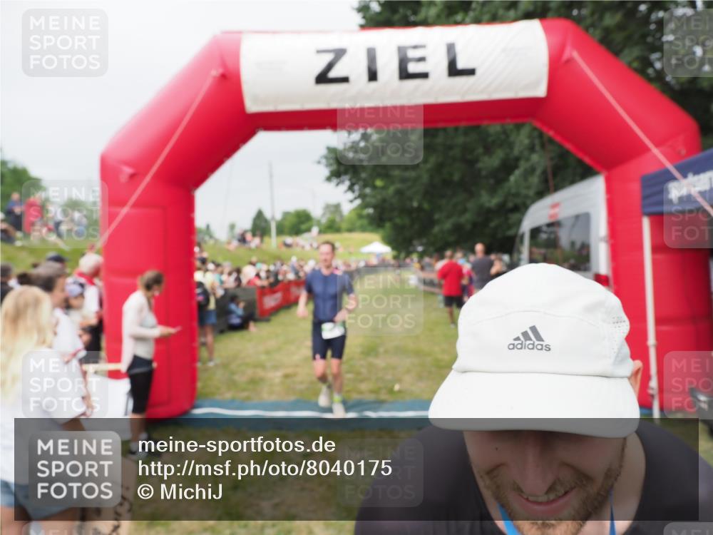 21.06.2025 - 27. Vierlanden-Triathlon MichiJ http://msf.ph/oto/8040175 15.06.2026 13:22:52 Ziel 67, 642 meine-sportfotos.de