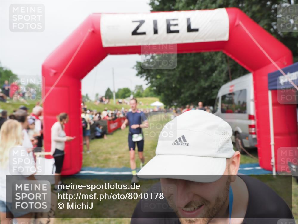 21.06.2025 - 27. Vierlanden-Triathlon MichiJ http://msf.ph/oto/8040178 15.06.2026 13:22:52 Ziel 67, 642 meine-sportfotos.de