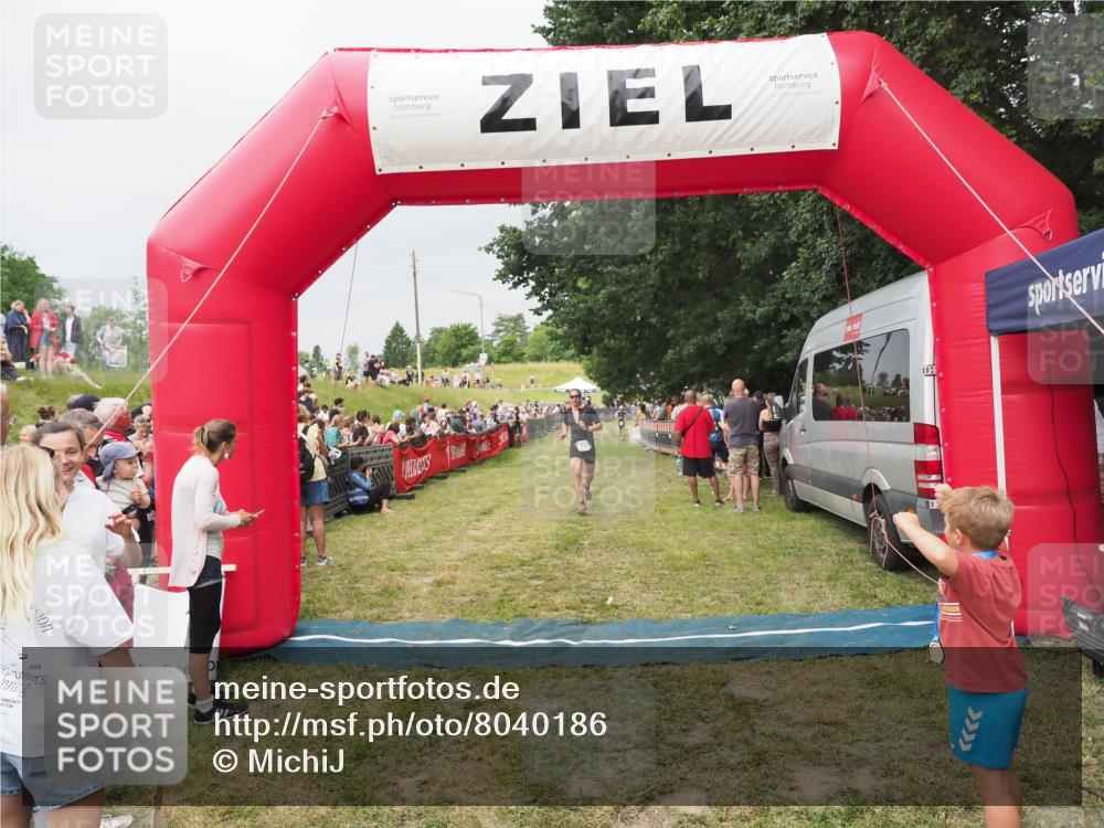 21.06.2025 - 27. Vierlanden-Triathlon MichiJ http://msf.ph/oto/8040186 15.06.2026 13:23:00 Ziel 841 meine-sportfotos.de