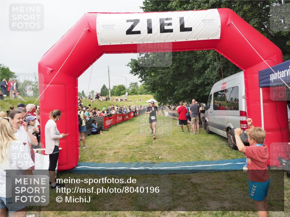 21.06.2025 - 27. Vierlanden-Triathlon MichiJ http://msf.ph/oto/8040196 15.06.2026 13:23:00 Ziel 841 meine-sportfotos.de