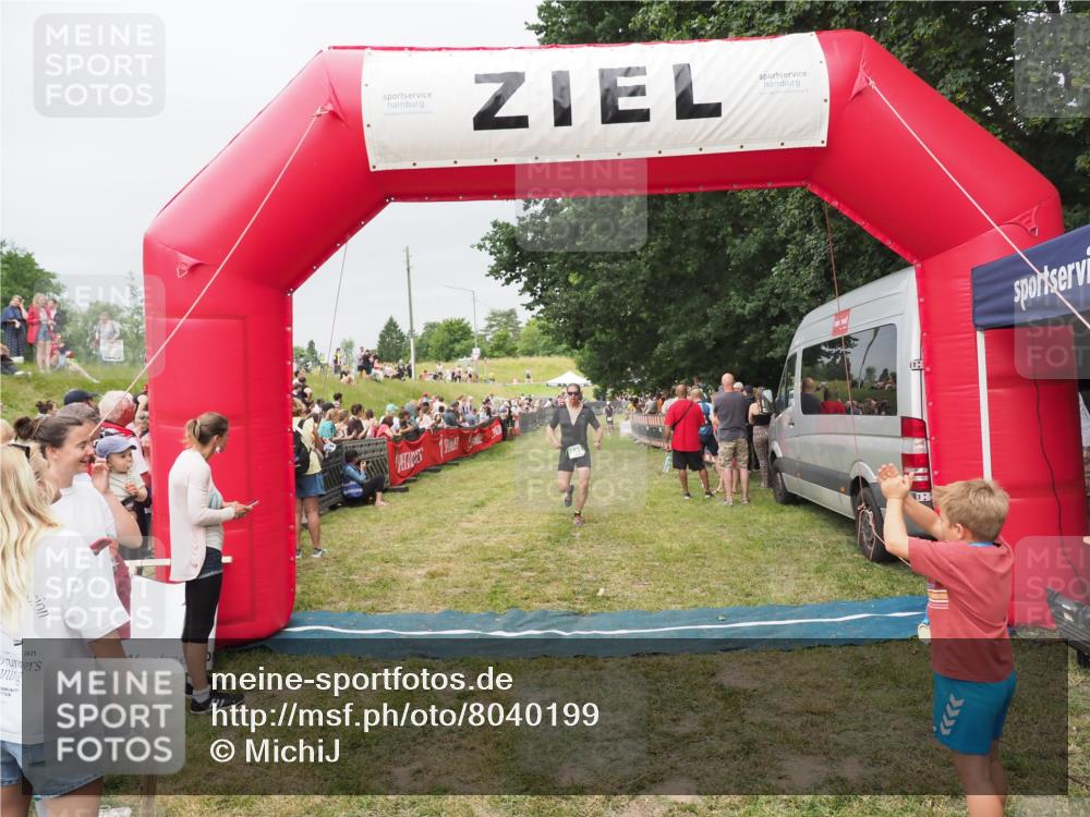 21.06.2025 - 27. Vierlanden-Triathlon MichiJ http://msf.ph/oto/8040199 15.06.2026 13:23:00 Ziel 841 meine-sportfotos.de